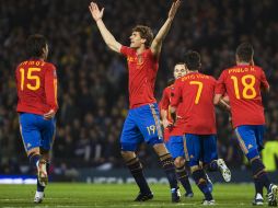 El jugador español Fernando Llorente (cen) celebra con sus compañeros tras anotarle un gol a Escocia. EFE  /