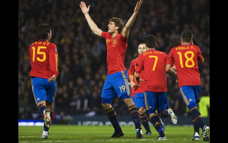 El jugador español Fernando Llorente (cen) celebra con sus compañeros tras anotarle un gol a Escocia. EFE  /