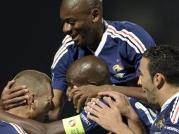 El jugador francés Karim Benzema (iz) celebra sus compañeros tras marcar durante el partido ante Luxemburgo. EFE  /