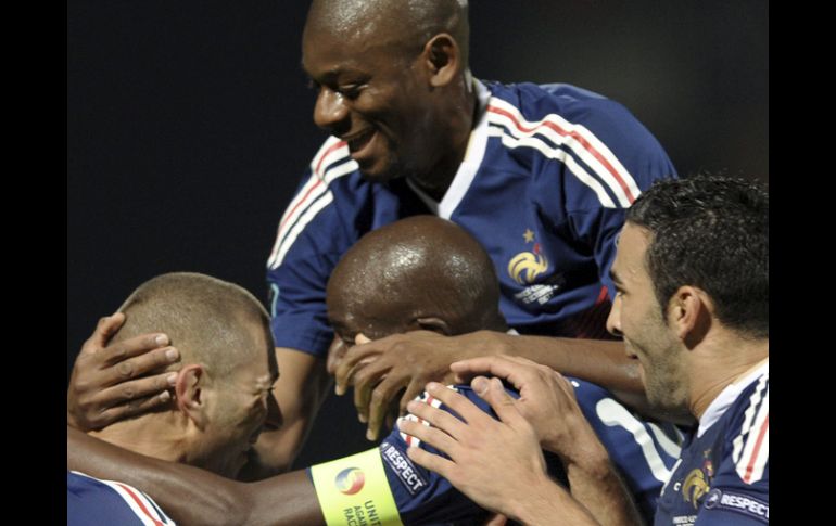 El jugador francés Karim Benzema (iz) celebra sus compañeros tras marcar durante el partido ante Luxemburgo. EFE  /