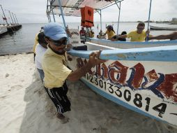 Ante la llegada de 'Paula', comerciantes aseguran botes usados para excursiones turísticas. REUTERS  /