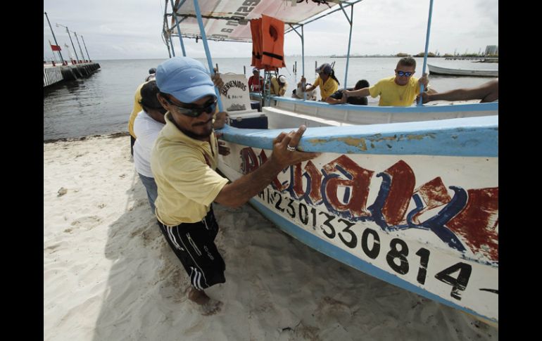 Ante la llegada de 'Paula', comerciantes aseguran botes usados para excursiones turísticas. REUTERS  /