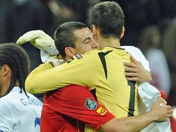 El arquero de Montenegro, Mladen Bozovic (der), celebra con uno de sus compañeros el empate. EFE  /