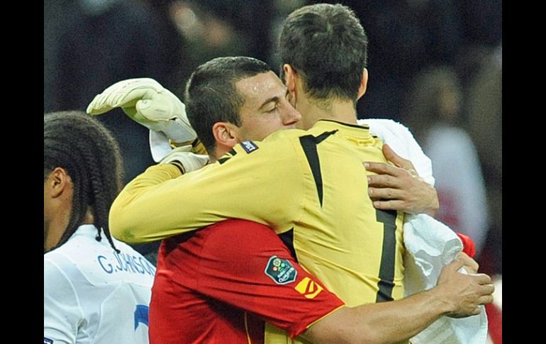 El arquero de Montenegro, Mladen Bozovic (der), celebra con uno de sus compañeros el empate. EFE  /