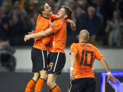 El holandés Ibrahim Affelay (iz) celebra con sus compañeros  el cuarto gol de su equipo.EFE  /