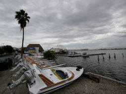 Varias embarcaciones son resguardadas ante la cercanía del huracán en la zona costera de Cancún. EFE  /