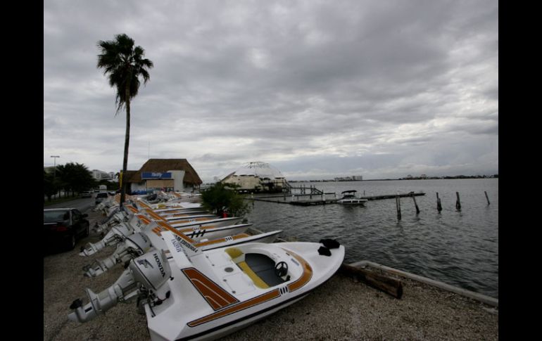 Varias embarcaciones son resguardadas ante la cercanía del huracán en la zona costera de Cancún. EFE  /