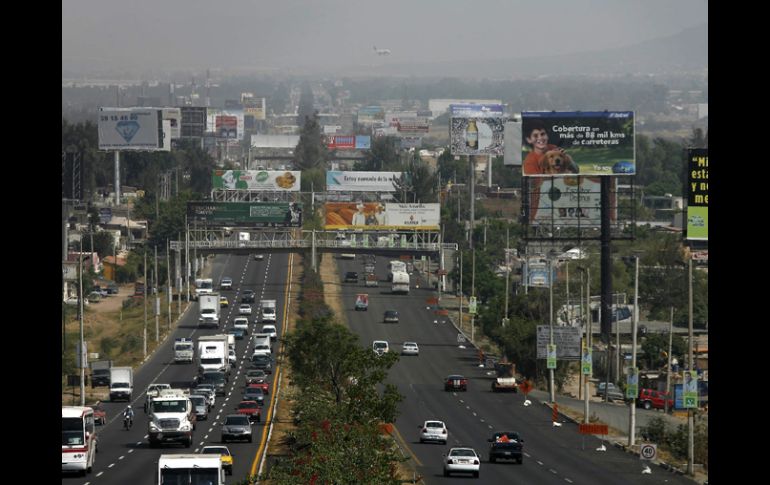 La Carretera a Chapala (foto) y López Mateos son las vías más saturadas de espectaculares en la metrópoli. E. PACHECO  /