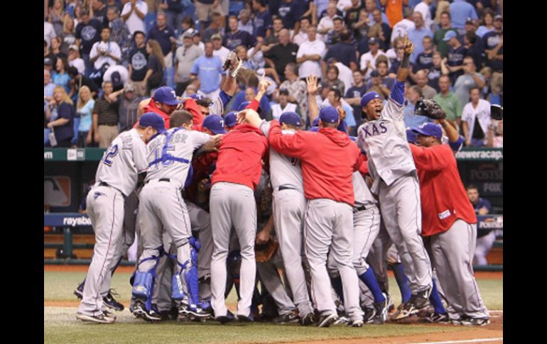 Los Rangers de Texas ganaron por primera vez en la historia de la franquicia una serie de postemporada. AFP  /