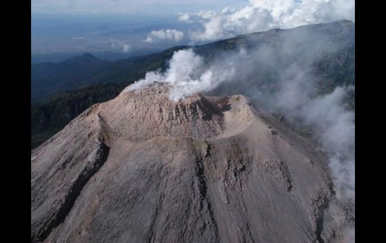 El domo que cubre el Volcán Colima continúa creciendo. EL UNIVERSAL  /