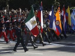 La bandera mexicana, junto con las de otros países, participa en el Desfile Militar por el Día de la Fiesta Nacional de España. REUTERS  /