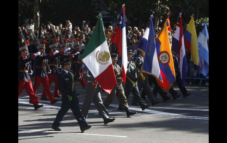 La bandera mexicana, junto con las de otros países, participa en el Desfile Militar por el Día de la Fiesta Nacional de España. REUTERS  /