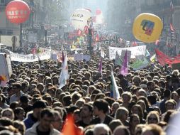 Trabajadores se manifiestan contra los planes de jubilación del presidente Nicolas Sarkozy, en París. AFP  /