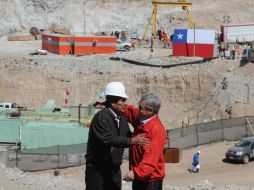 Los mandatarios de Chile y Bolivia observan la salida de uno de los mineros en el complejo de San José. AFP  /