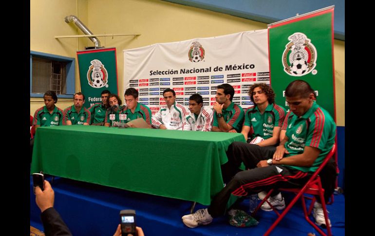 Los 11 jugadores de la Selección en el momento que leyeron su mensaje a la afición. MEXSPORT  /