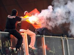 Los aficionados serbiso provocaron disturbios en el partido eliminatorio entre Italia y Serbia rumbo a la Eurocopa 2012. AFP  /