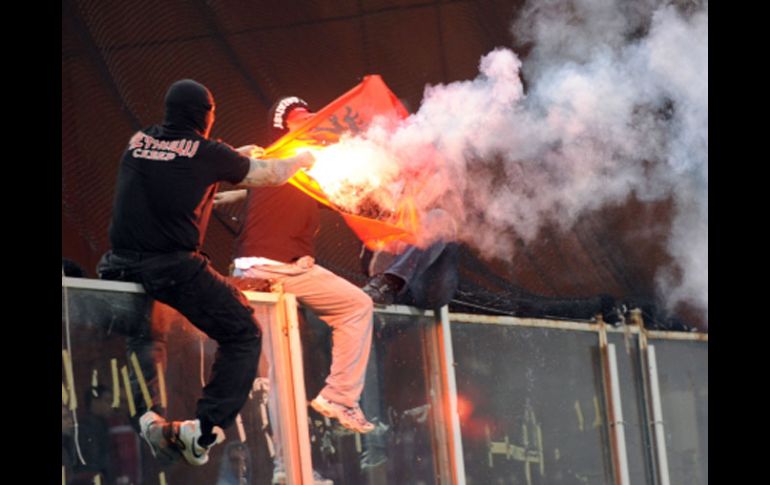 Los aficionados serbiso provocaron disturbios en el partido eliminatorio entre Italia y Serbia rumbo a la Eurocopa 2012. AFP  /