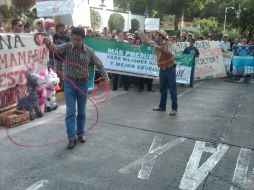 Dos estudiantes de la Universidad hicieron suertes con la reata, como parte de su protesta. R. ZAPATA  /