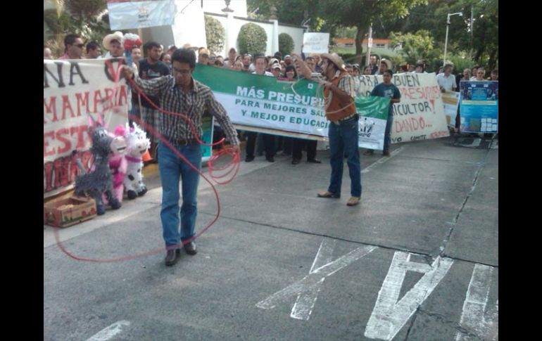 Dos estudiantes de la Universidad hicieron suertes con la reata, como parte de su protesta. R. ZAPATA  /