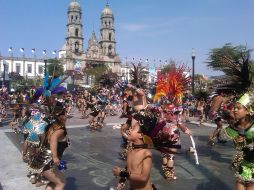 Aspecto de los danzantes, en la Plaza de Las Américas Juan Pablo II. L. NAVARRO  /