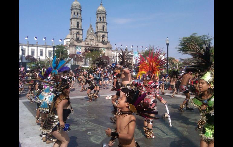 Aspecto de los danzantes, en la Plaza de Las Américas Juan Pablo II. L. NAVARRO  /