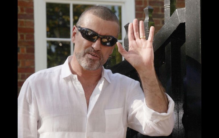 George Michael en su casa, en Londres, después de ser liberado. AP  /