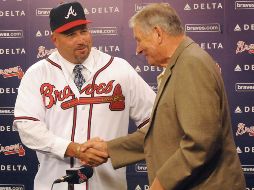 EL mánager de los Bravo de Atlanta, Fredi González (iz), saluda al recientemente retirado conductor del equipo Bobby Cox (der). EFE  /