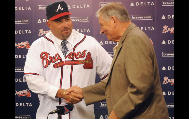 EL mánager de los Bravo de Atlanta, Fredi González (iz), saluda al recientemente retirado conductor del equipo Bobby Cox (der). EFE  /