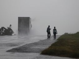 Fuertes lluvias caen sobre Cuba por la crecanía de 'Paula'. AP  /