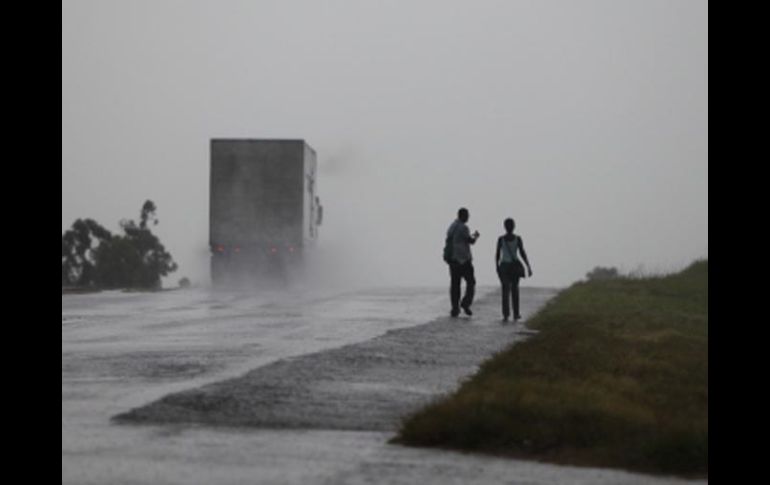 Fuertes lluvias caen sobre Cuba por la crecanía de 'Paula'. AP  /