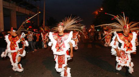 Los diferentes grupos de danzantes colmaron ayer el Centro de Zapopan para ofrecer sus bailes a la Virgen. A. GARCÍA  /