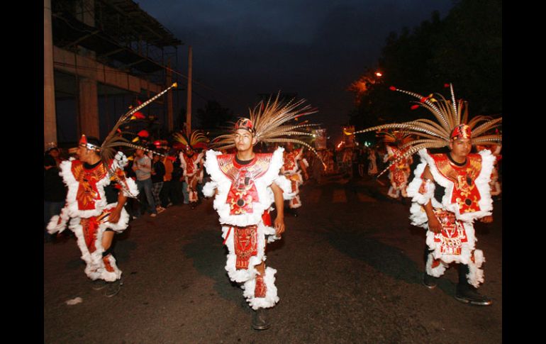 Los diferentes grupos de danzantes colmaron ayer el Centro de Zapopan para ofrecer sus bailes a la Virgen. A. GARCÍA  /