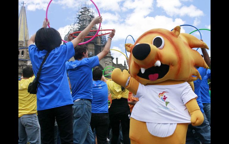 Las mascotas panamericanas se encargan de animar a los tapatíos. EL INFORMADOR  /