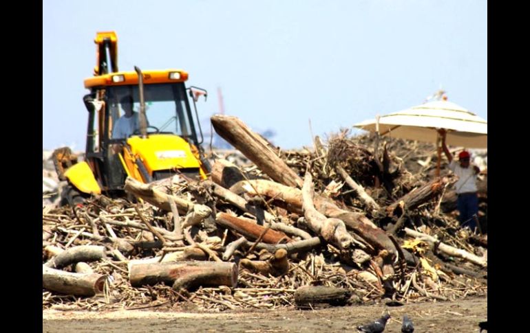 Autoridades de obras públicas y sanitarias, así como pobladores, participan en la remoción de escombros. EL UNIVERSAL  /