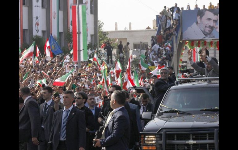 El presidente iraní Mahmoud Ahmadinejad, es escoltado por guardias libaneses y guardaespaldas iraníes. REUTERS  /