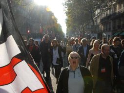 Manifestantes marchan cerca de La Bastilla, en protesta contra el presidente francés Nicolas Sarkozy. EFE  /