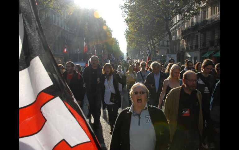 Manifestantes marchan cerca de La Bastilla, en protesta contra el presidente francés Nicolas Sarkozy. EFE  /