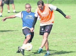 Daniel Osorno (der.) disputa un balón con Édgar Pacheco. MEXSPORT  /