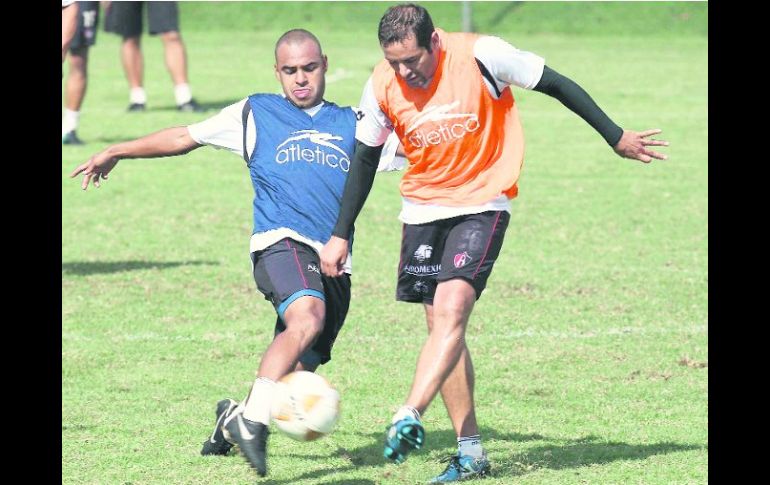 Daniel Osorno (der.) disputa un balón con Édgar Pacheco. MEXSPORT  /