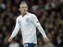 Wayne Rooney defendiendo a la Selección inglesa en el duelo ante Montenegro. AP  /