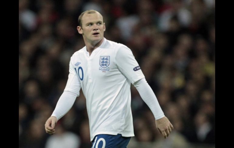 Wayne Rooney defendiendo a la Selección inglesa en el duelo ante Montenegro. AP  /