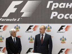 El dirigente Bernie Ecclestone y Vladimir Putin firmaron el acuerdo para que Rusia tenga Gran Premio de la Fórmula 1. AP  /