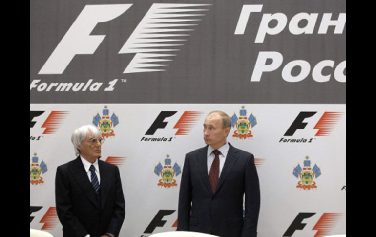 El dirigente Bernie Ecclestone y Vladimir Putin firmaron el acuerdo para que Rusia tenga Gran Premio de la Fórmula 1. AP  /