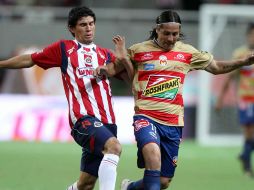 Jonny Magallón de Chivas izq y Hugo Droguett de Morelia, durante el juego de la semana dos del torneo Apertura 2010. MEXSPORT  /