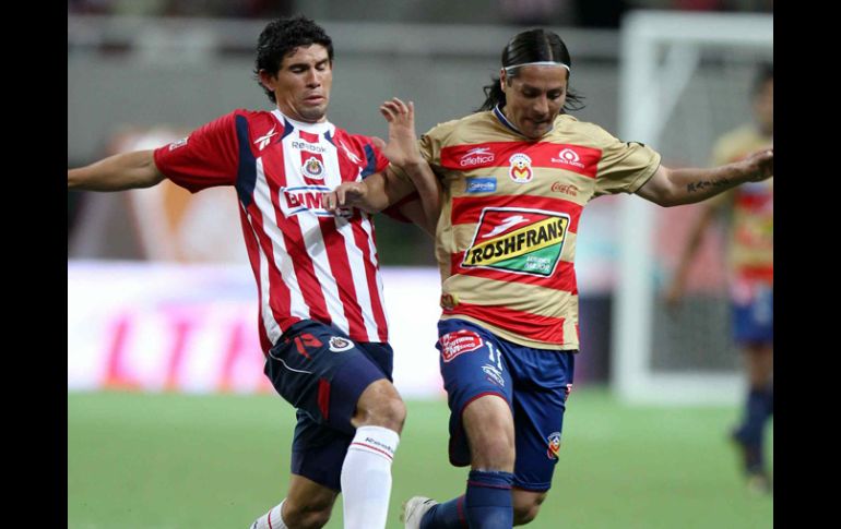 Jonny Magallón de Chivas izq y Hugo Droguett de Morelia, durante el juego de la semana dos del torneo Apertura 2010. MEXSPORT  /