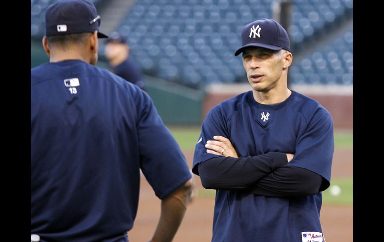 Joe Girardi der hablando con Alex Rodriguez, tercera base del equipo, durante una práctica para la liga de campeones. REUTERS  /