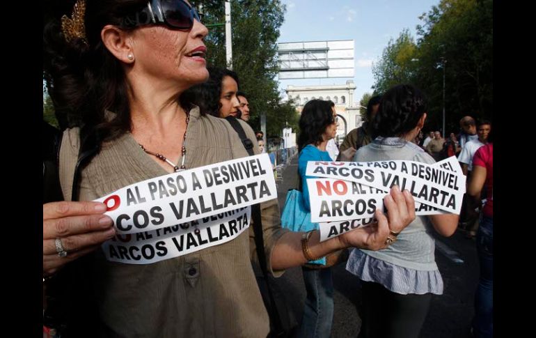 Vecinos de la zona de La Minerva se manifestaron ayer en contra del proyecto presentado por el Ayuntamiento tapatío. S. NÚÑEZ  /