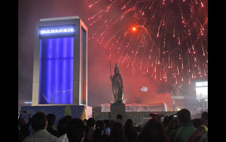 Con fuegos artificiales se celebró el arranque de la cuenta regresiva en La Minerva. S. NÚÑEZ  /