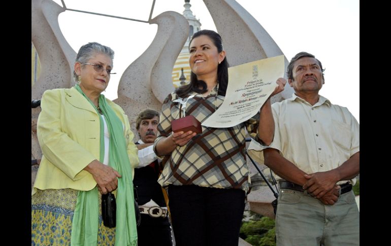 María del Refugio Navarro Ibarra, heredera de la técnica de barro bruñido, obtuvo la presea Águila de Plata.  /