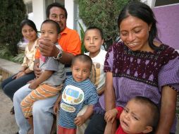 Uno de los 15 tzotziles liberados ayer en Cintalapa se reúne con su familia en Tuxtla Gutiérrez, Chiapas. NTX  /